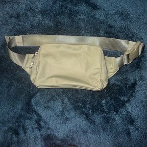 Lululemon Everywhere Belt Bag large 2L in Grey Sage